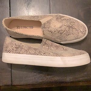 Like new women’s slip on sneakers.